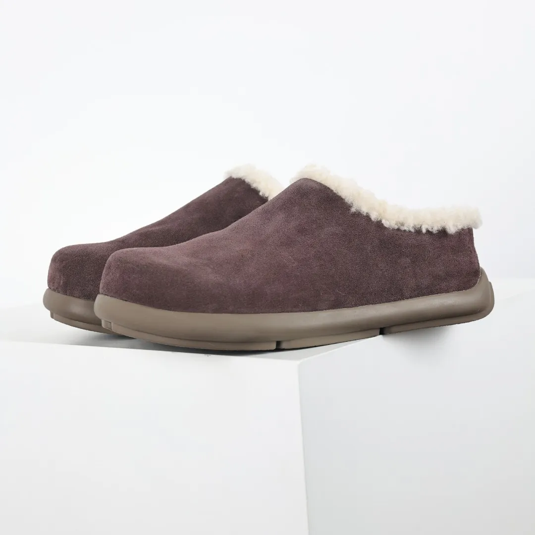 Pick up locally💰560 Core recommendation Good price Independently developed original outsole and cashmere insole to keep you warm in winter and suitable for home use. In the new year, uug launched a style series, which is partially geared towards the preferences of young consumers and has also moved to the forefront of fashion trends. Shoe body material Water-repellent coated suede upper 17 mm UGGPURE™ implanted wool insole Lightweight non-slip comfortable rubber outsole With brand LOGO trademark Comes with a full set of packaging Size: 35 36 37 38 39 40 41 42 43 44